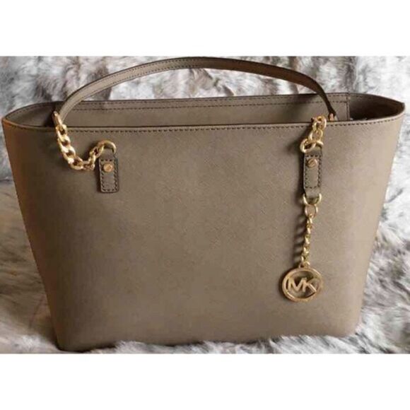 ✨4XHP✨Jet Set Leather Chain Tote✨ - Picture 2 of 4